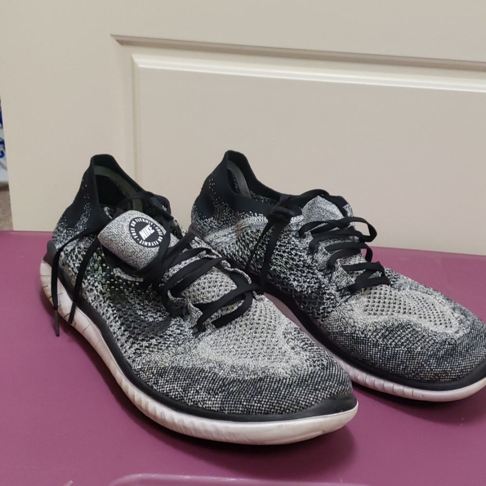 Men's black and white Nike's